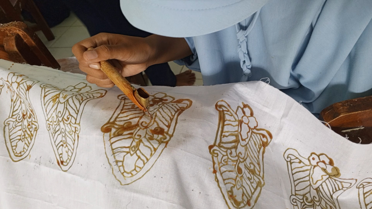 Siswa melukis motif Jayastamba © Dokumentasi Pribadi 2023