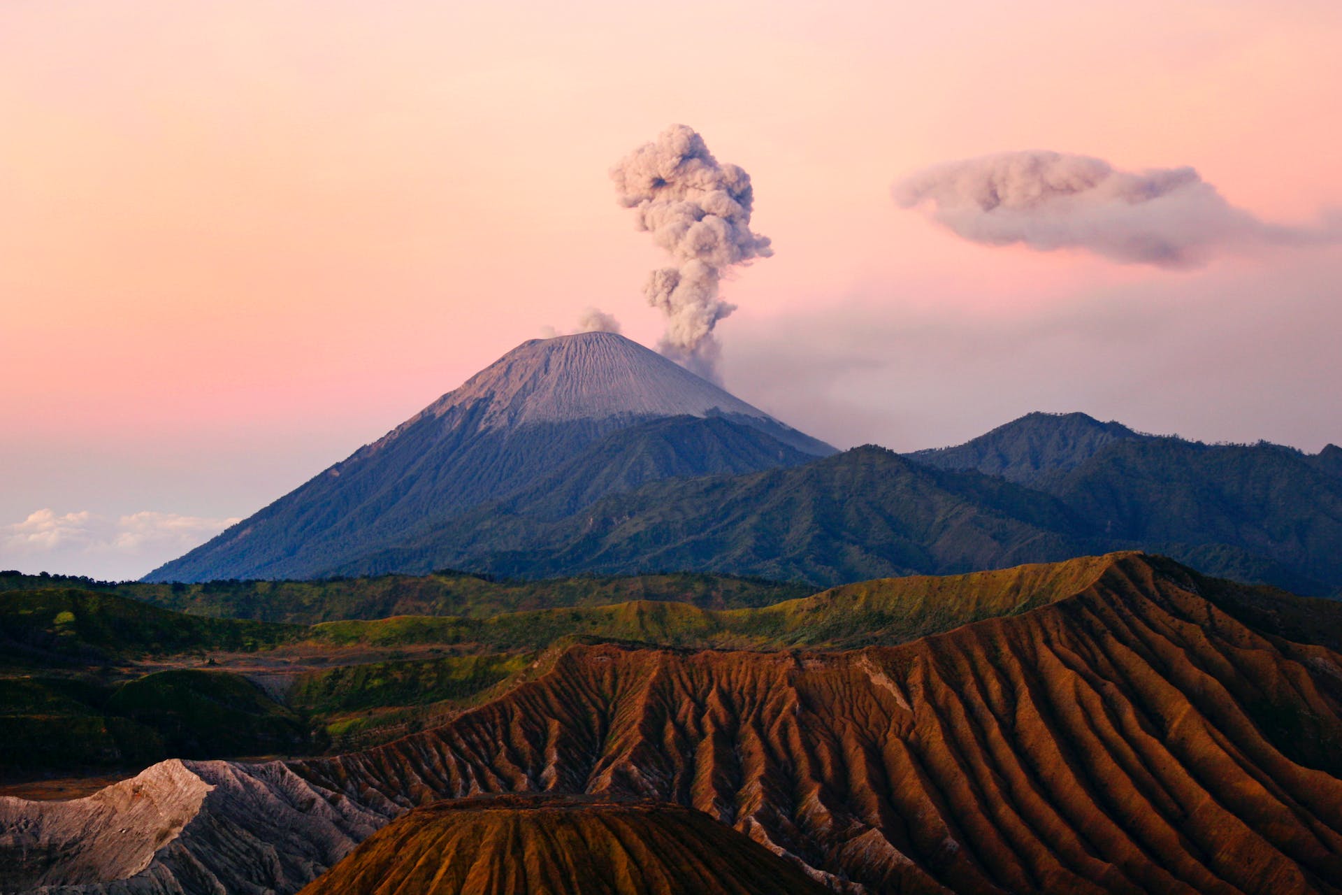 Mount Bromo at Sunset Indonesia © Jeffery Surianto © Pexels