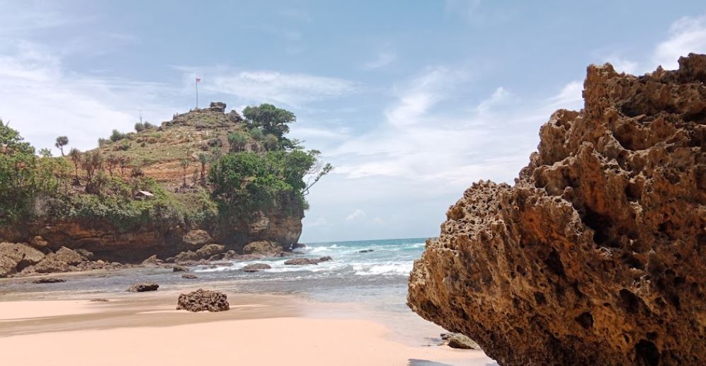 Keunikan Pantai Ngetun | Putri Angelia/googlemaps