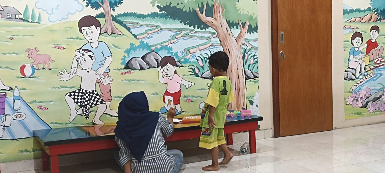 Foto Ibu yang Belajar bersama anaknya Perpustakaan Kota Denpasar
