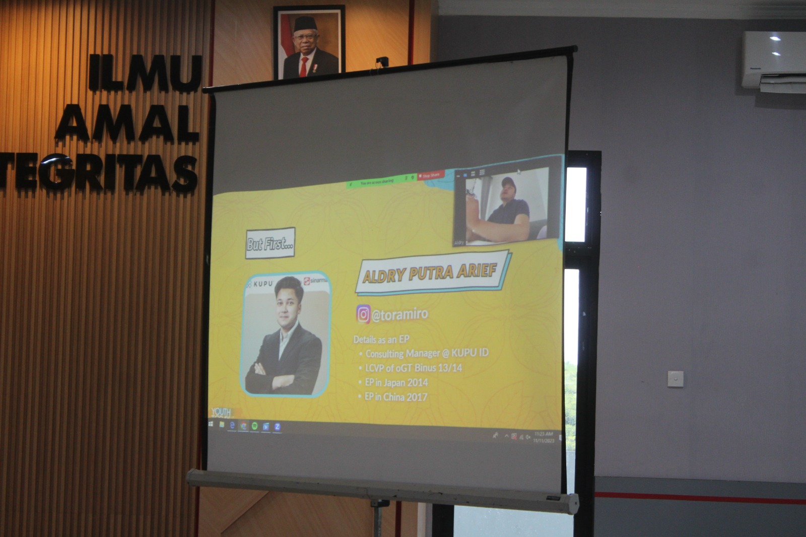 Aldry Putra Arief memberikan materi di acara AIESEC in UNEJ