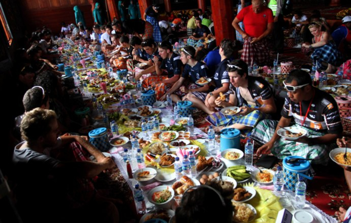 Peserta Tour de Singkarak mengikuti makan bajamba | WIkimedia Commons (kemenpar.go.id)