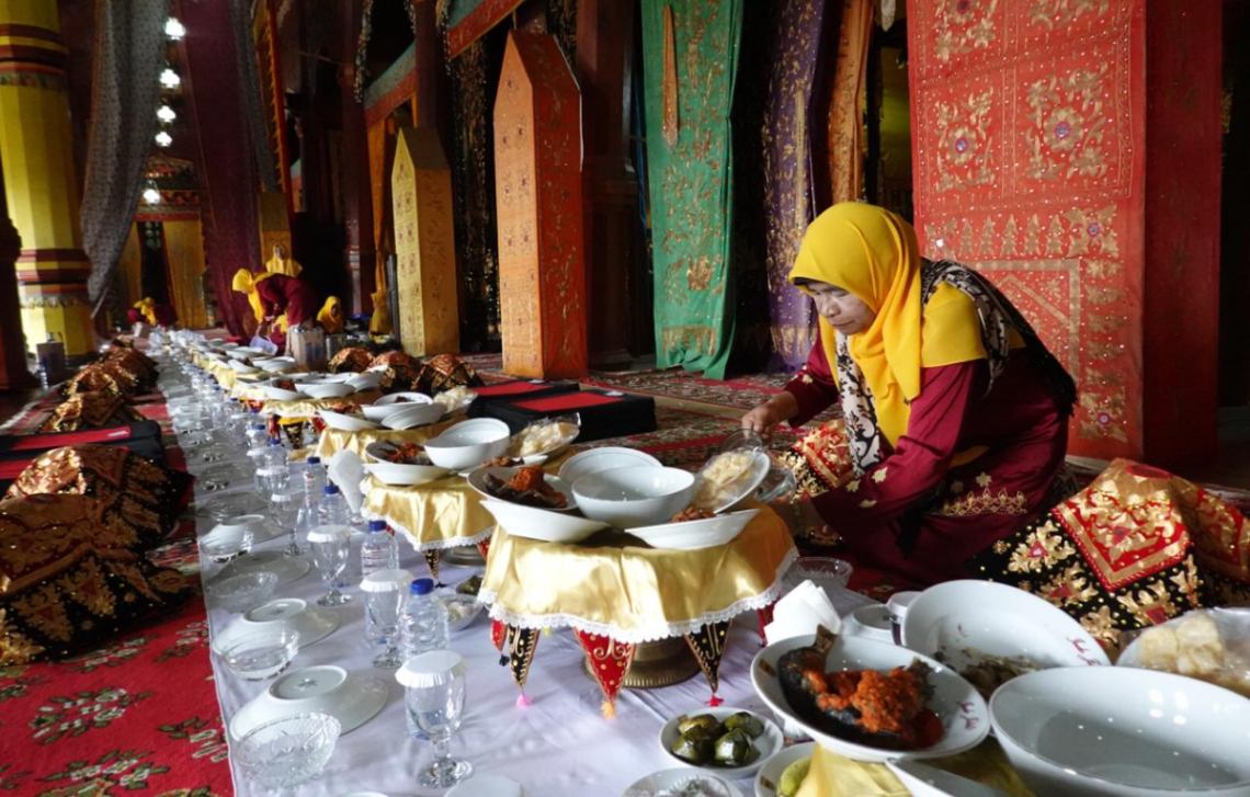 Persiapan makan bajamba | Wikimedia Commons (VOA Indonesia)