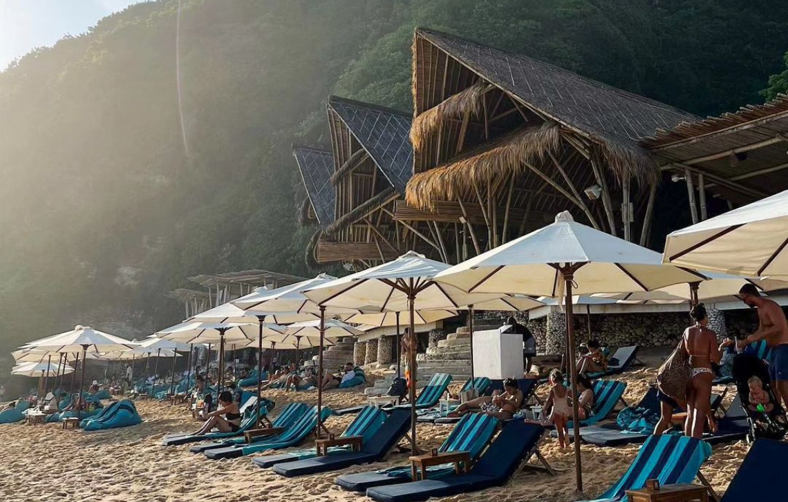 Sunday Beach Club, Beachclub Uluwatu Bali Terbaik © Instagram @sundaysbeachclub