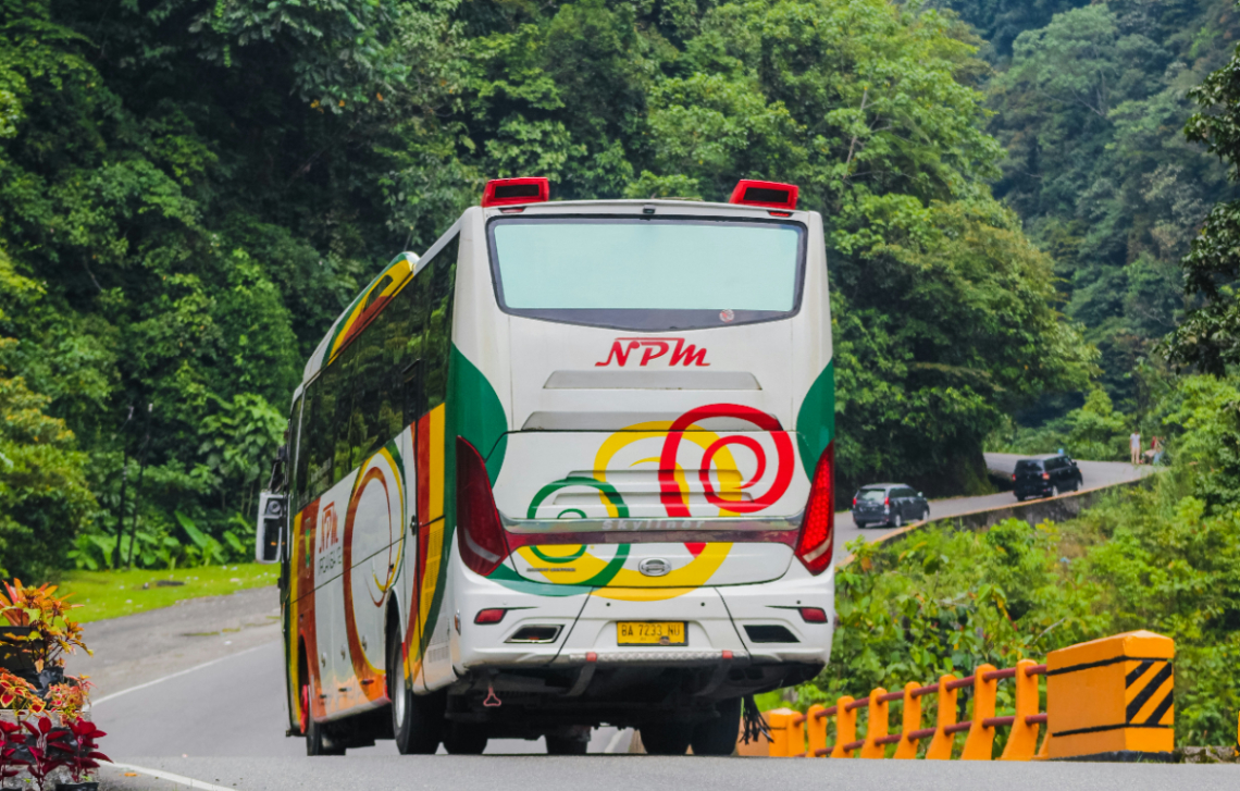 Bus kendaraan yang sering digunakan untuk tradisi pulang basamo | Unplash/Jalal Kelink