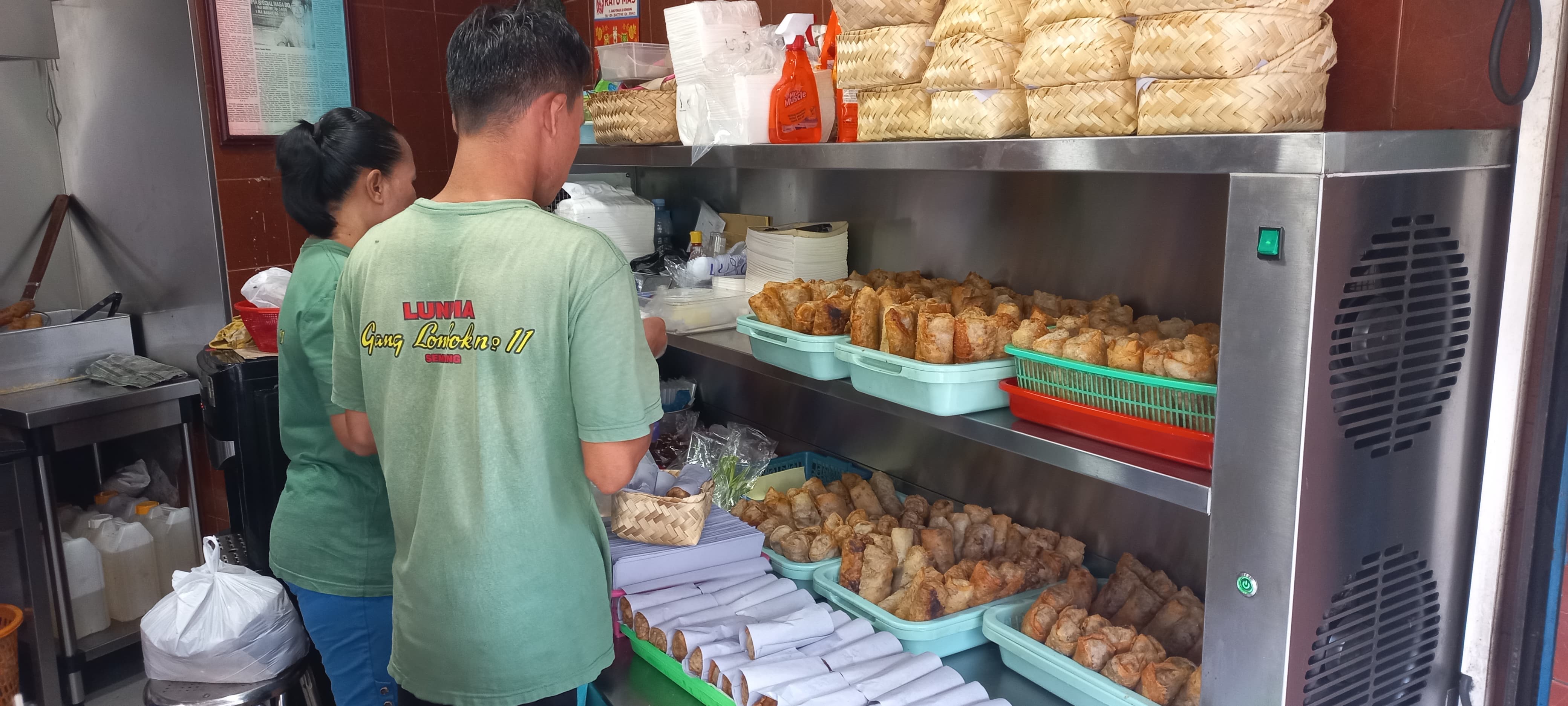 Lunpia goreng siap dikemas sebagai buah tangan khas Semarang dalam wadah besek. Foto: Dokumen Pribadi
