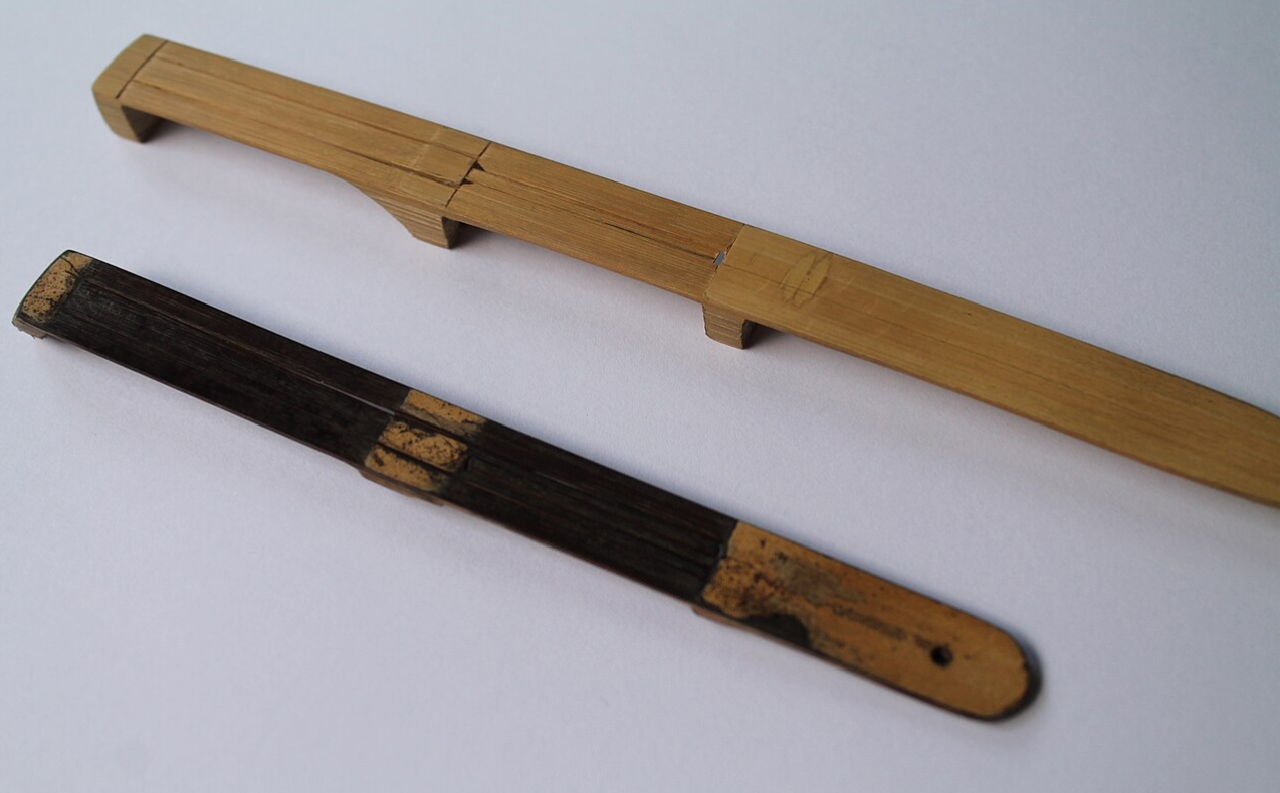 Alat Musik karinding dari bambu (Panjang) dan karinding yang terbuat dari pelepah aren (pendek) Sumber: Wikipedia (Ilham.nurwansah)