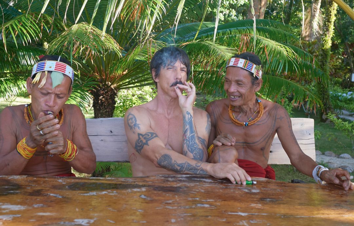 Potret Vokalis Red Hot Chili Peppers Bersama Masyarakat Mentawai © Insagram @chilipeppers