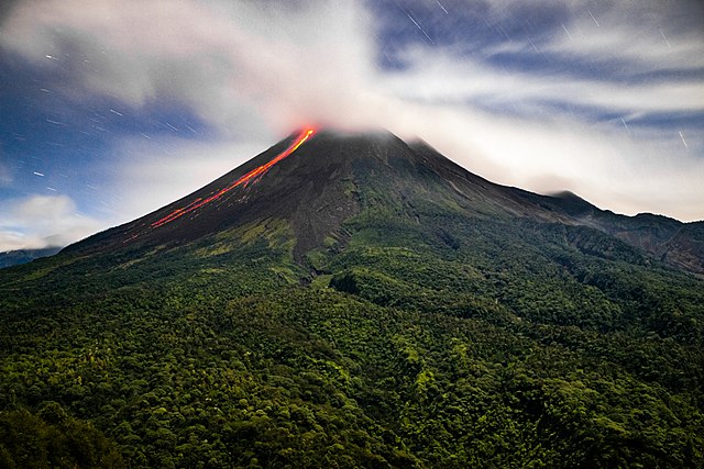 Gunung Merapi yang sedang erupsi