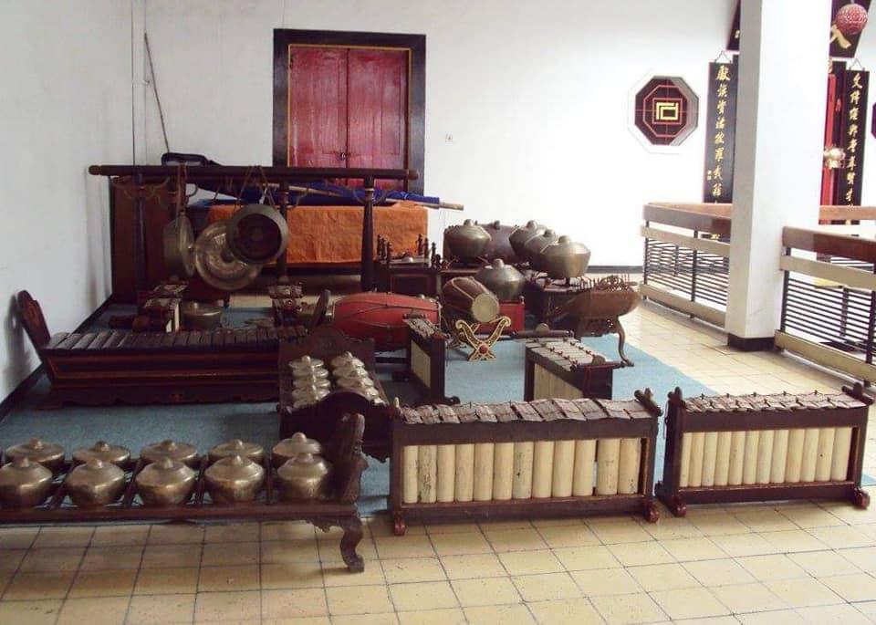 Satu set Gamelan Jawa milik Perkumpulan Boen Hian Tong yang lama tak digunakan. Foto: Dokumen Pribadi