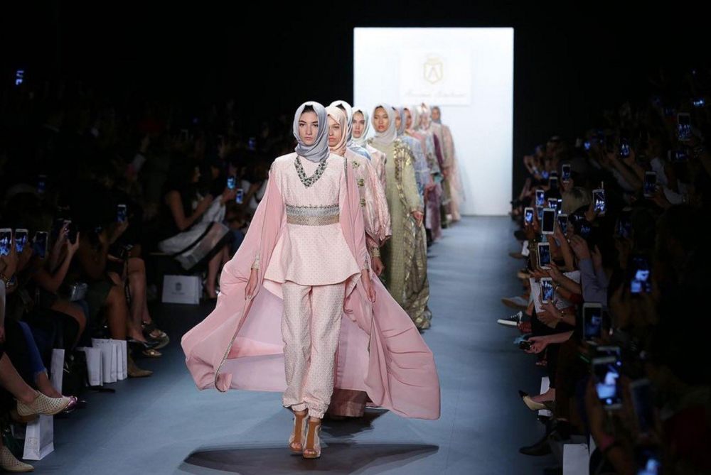 Tren Busana 70-an Bakal Jadi Kiblat Fesyen 2017, Seperti Apa Uniknya?
