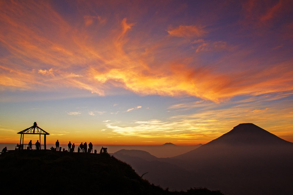 Puncak Sikunir Dieng: Nikmati Pesona Golden Sunrise dari Desa Tertinggi  Pulau Jawa