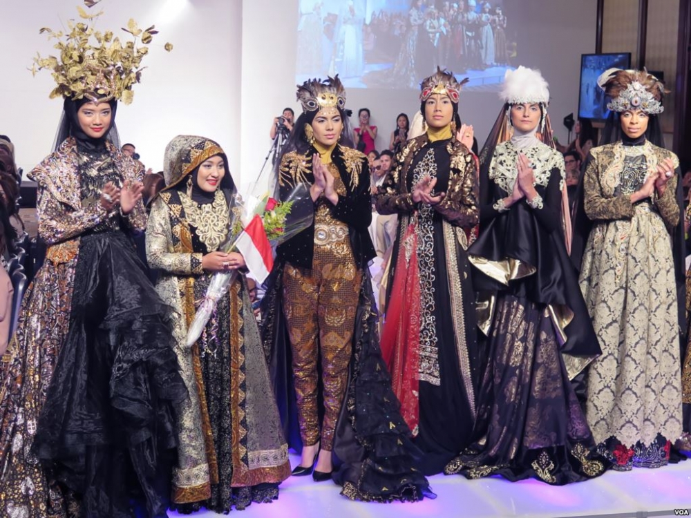 Anniesa Hasibuan, Desainer Hijab Pertama yang Tampil di 