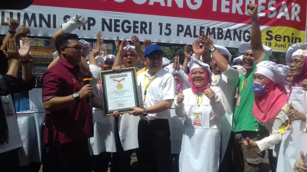 Pecahkan Rekor, Alumni Sekolah di Palembang Buat Pempek Terbesar di Dunia