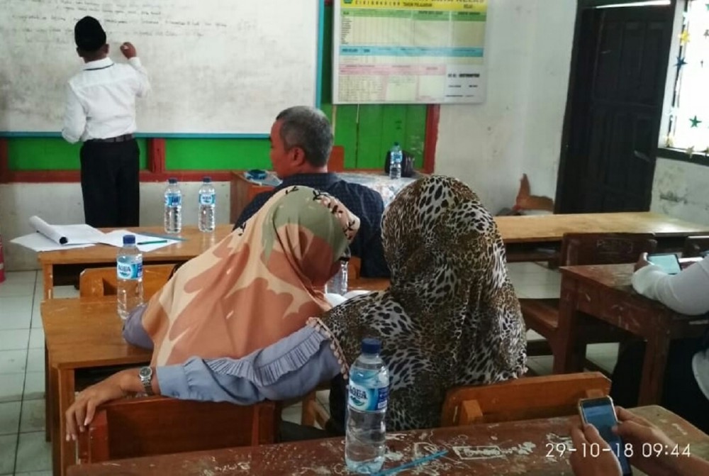 Small Learning Community Perdana, MI Al Wathoniyah Indramayu Memulai dengan Cinta