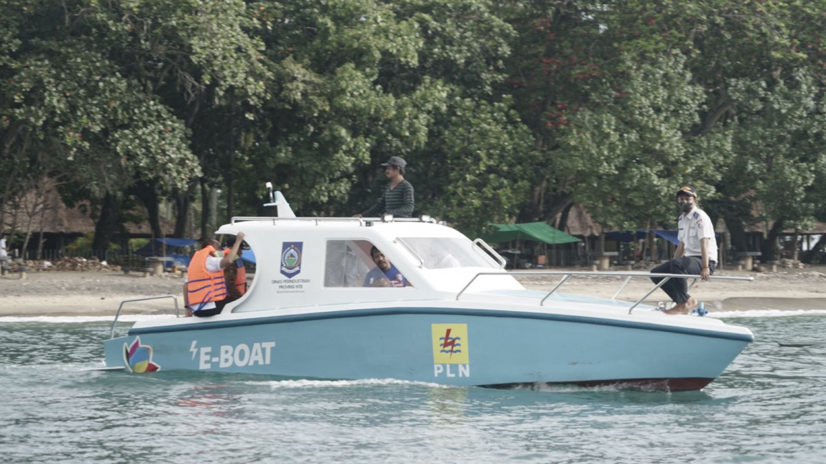 PLN dan Industri Kecil Menengah NTB Hadirkan Electric Boat Pertama di Indonesia