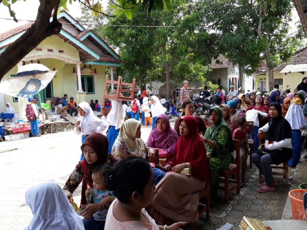 Duduk Lesehan, Bukti Antusias Orang Tua Mengikuti Pelatihan Parenting SLI di MI Tarbiyah Islamiyah Indramayu