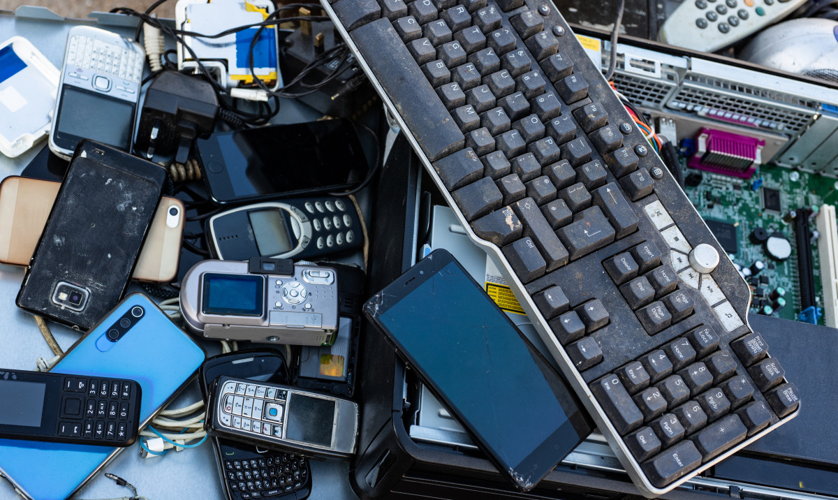 Menilik Tantangan Sekaligus Potensi Pengelolaan Sampah Elektronik di Indonesia