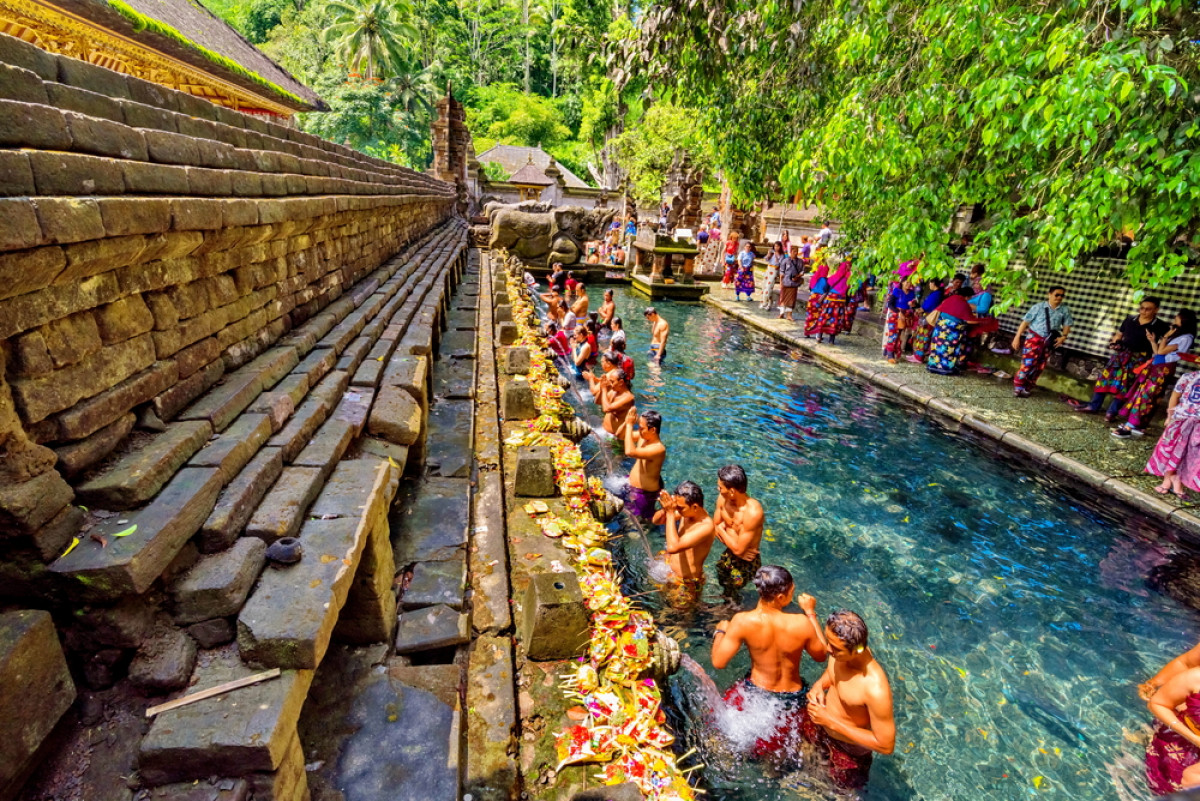 Mengenal Tradisi Melukat Ritual Penyucian Diri Khas Masyarakat Bali 