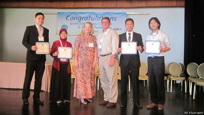 Para peneliti Indonesia saat menerima penghargaan. Novian Darmawan (Pertama dari Kiri), Sri Fatmawati (Kedua dari Kiri) Ali Khumaeni (Kedua dari Kanan) Lukman Hakim (Pertama dari Kanan) / Foto : Ali Khumaeni