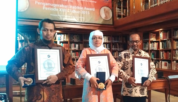 Nina Herlina Lubis (tengah) bersama Abdul Djalil Pirous dan Wisnu Jatmiko ketika menerima penghargaan Habibie Award 2015 (Foto: KOMUNIKA ONLINE)