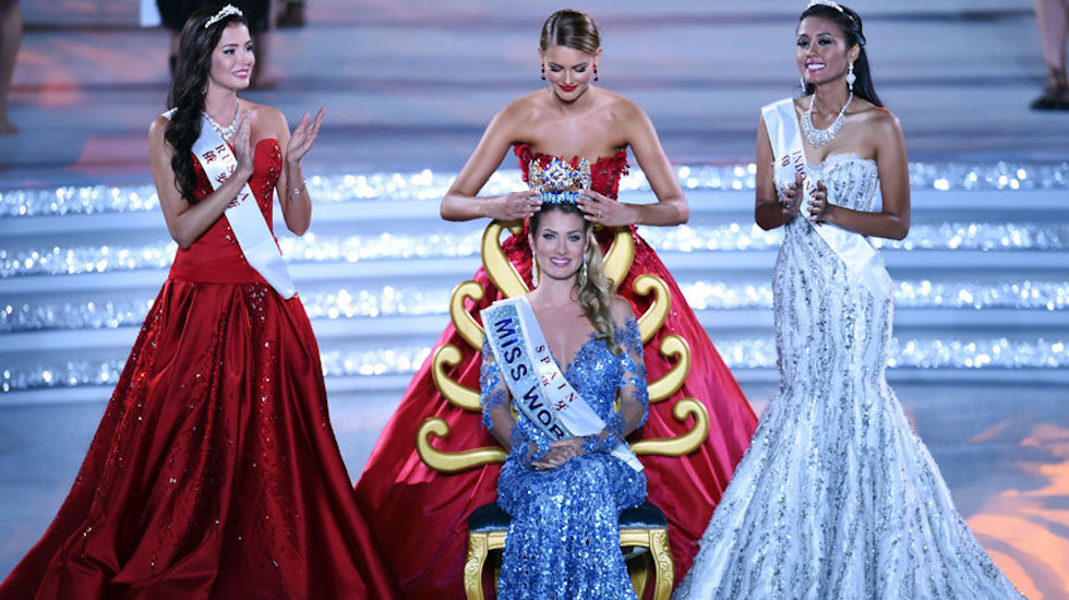 Miss Indonesia 2015 Maria Harfanti (paling kanan) saat menyaksikan pemasangan mahkota untuk Miss World 2015 kepada Miss Spanyol, Mireia Lalaguna Royo di Sanya, Tiongkok, Sabtu (19/12). Foto : AFP JawaPos 