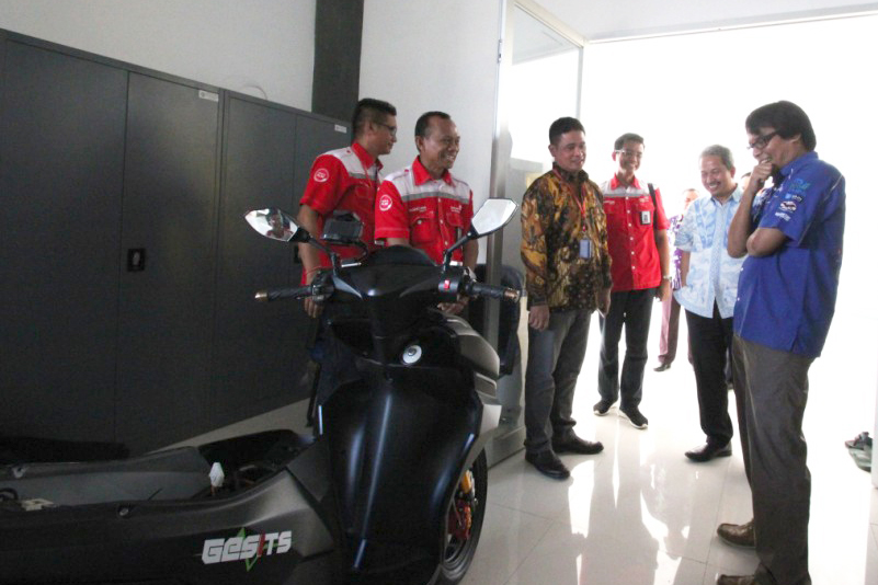 Direktur Consumer Service Telkom, Dian Rahmawan (ketiga kiri) melihat langsung ke showroom pembuatan motor di Teknik Mesin ITS bersama dengan EVP Telkom Regional 5 Jatim Bali Nusra, Suparwiyanto (kedua kiri) dan Rektor ITS/Telkom
