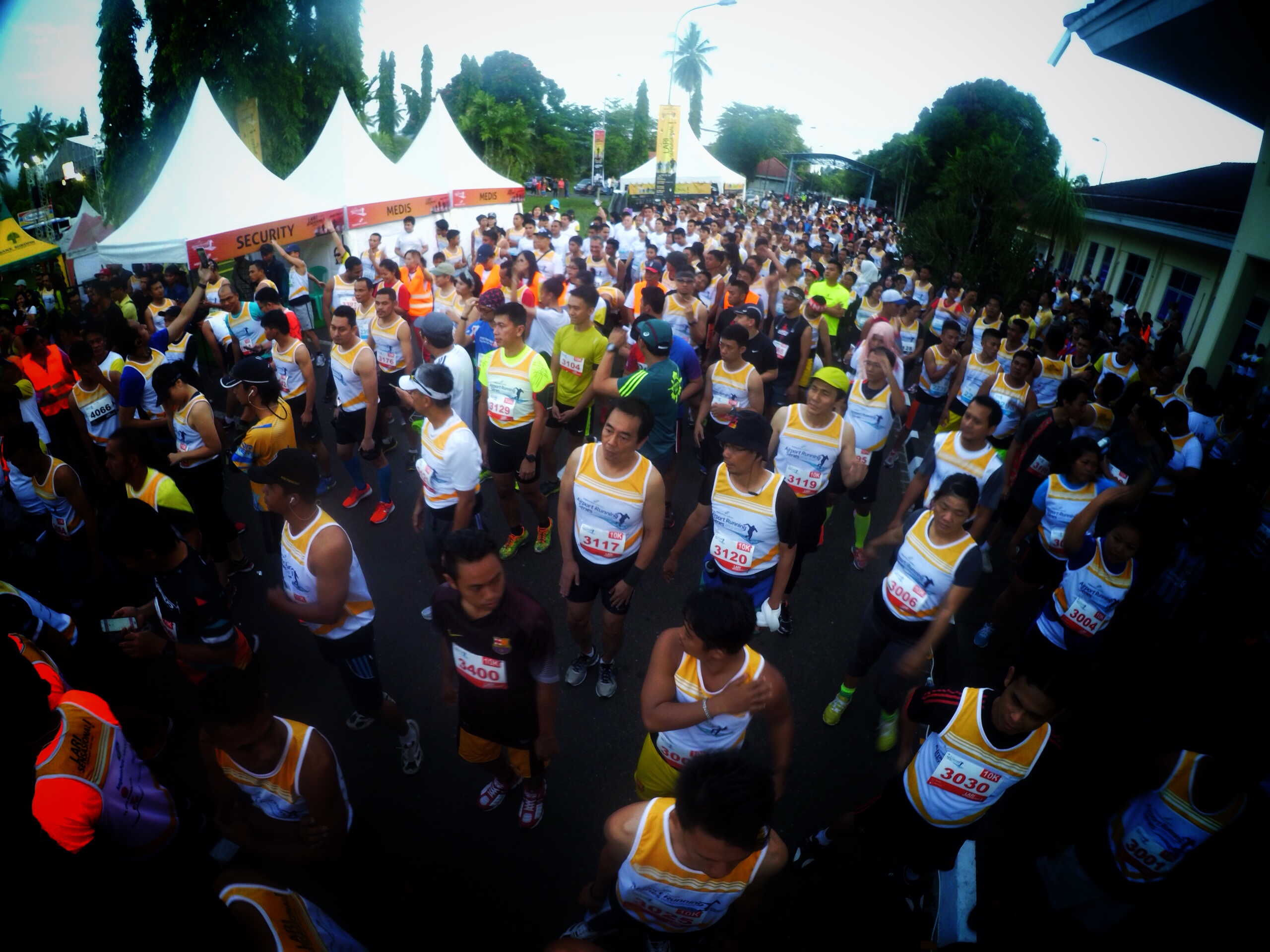 Sekitar 1000 orang berpartisipasi dalam Airport Running Series Manado | foto Akhyari Hananto
