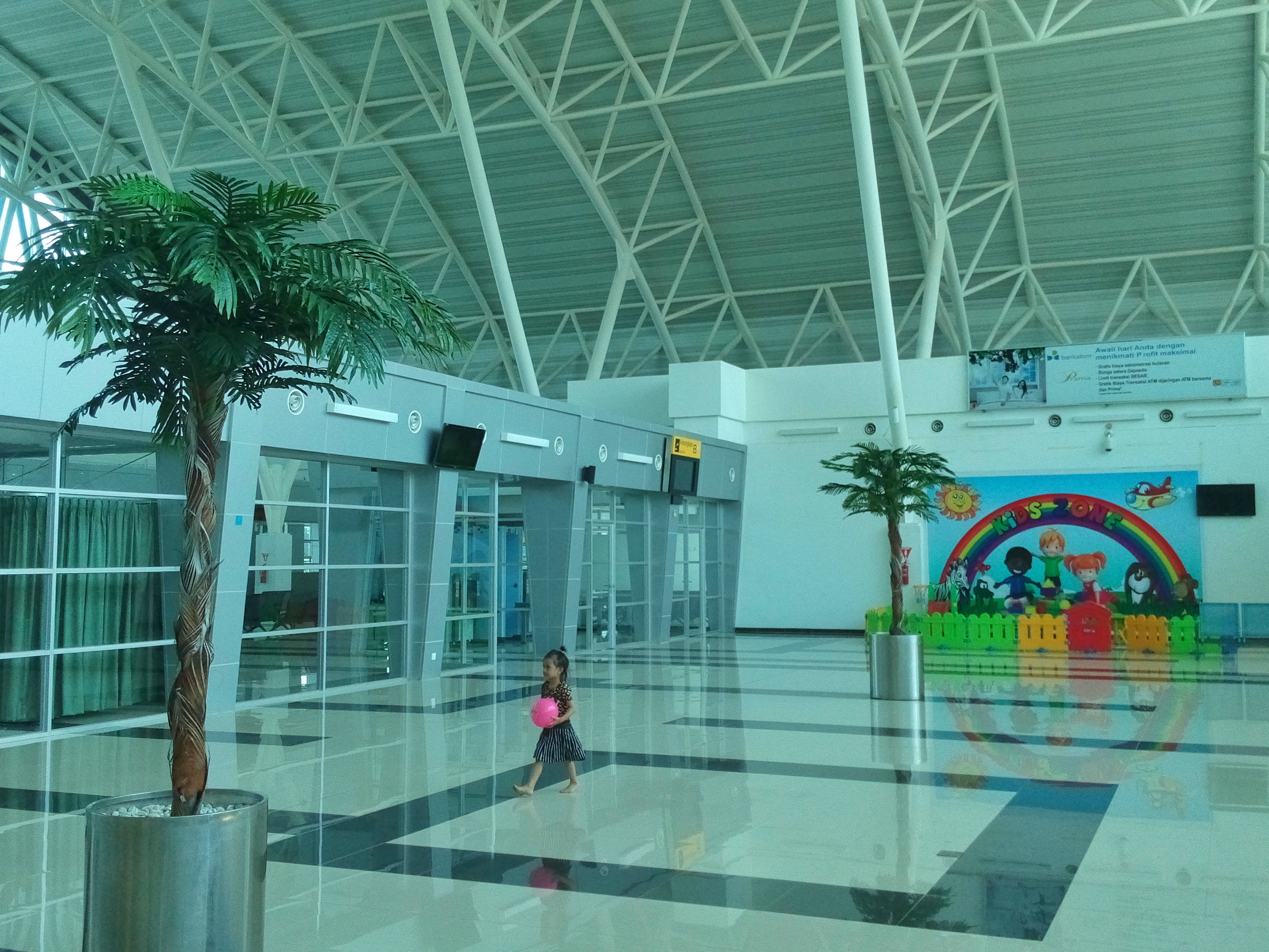 Di bandara kecil ini pengelola bandara menyiapkan berbagai fasilitas pendukung bagi penumpang, salah satunya sarana bermain anak. 