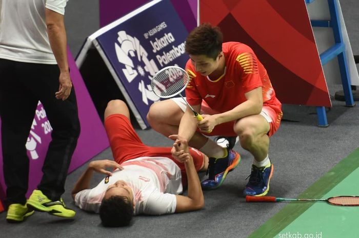 Anthony Ginting saat terkena cedera kram pada turnamen Asian Games 2018 | Foto: setkab.go.id