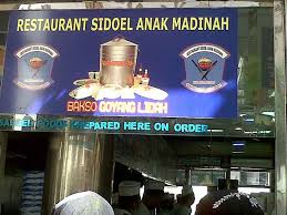 Warung Makan Si Doel Karawang yang berlokasi di Madinah | Foto: wisatahalal.com