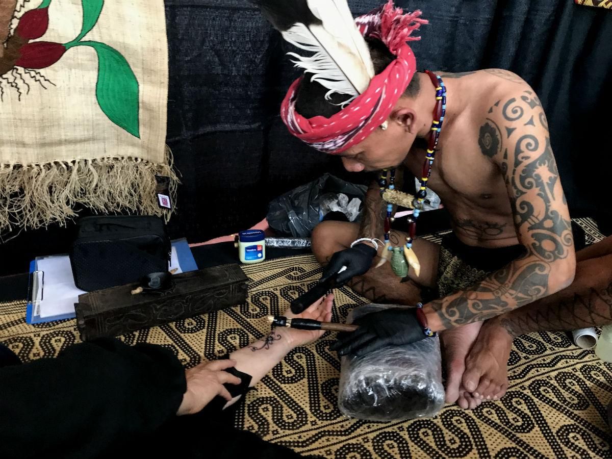 Proses pembuatan tato khas masyarakat Suku Dayak | Foto: beritagar.id