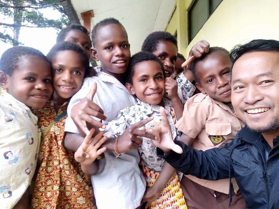 Hendro (kanan) dan anak-anak Papua | Foto: Dok. Hendro