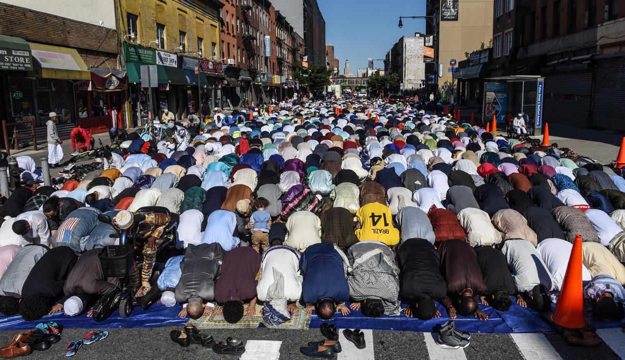 Salat Idulfitri di depan Masjid At-Taqwa, Brooklyn, New York | Foto: Liputan6