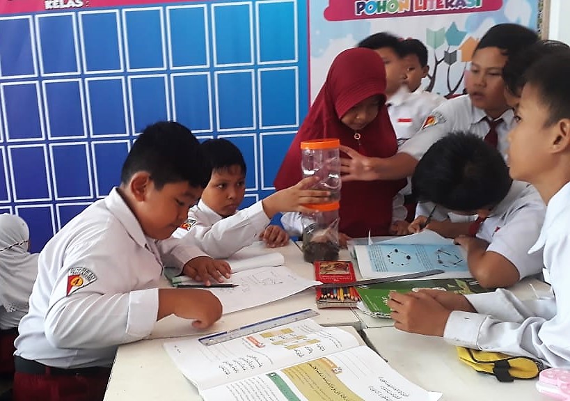 Murid-murid bu Kurnia mengikuti metode belajarnya dengan sangat antusias | Foto: Tanoto Foundation