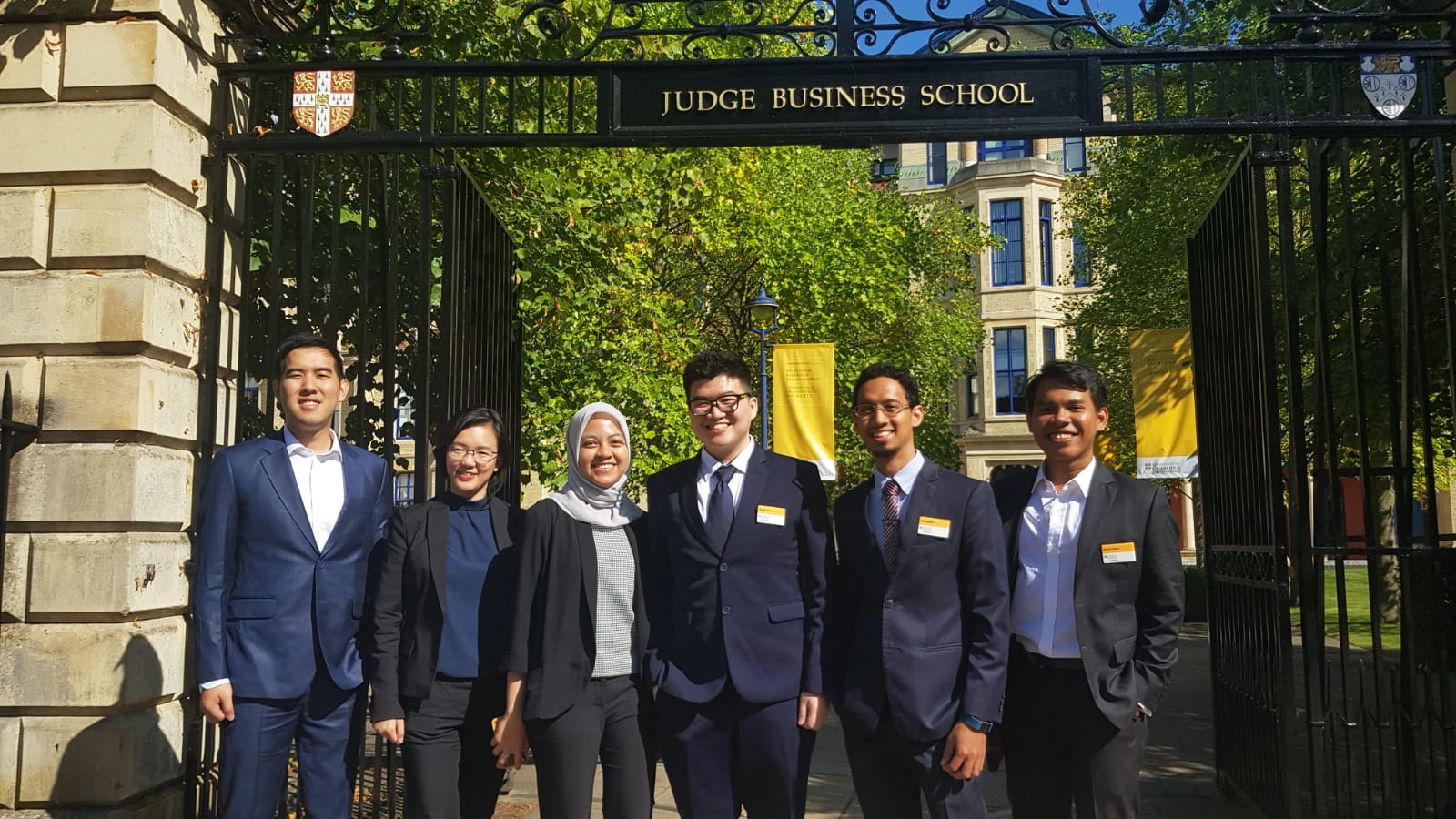 Falah Fakhriyah (tiga dari kiri) bersama mahasiswa asal Indonesia yang kuliah di Cambridge University | Foto: Maverick
