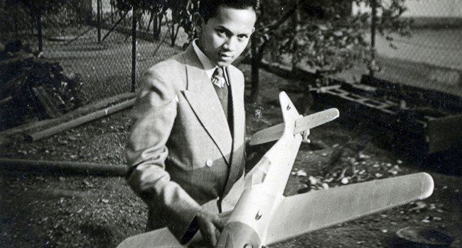BJ Habibie muda dan mimpinya membuat pesawat Indonesia terbang tinggi | Foto: kitabisa.com
