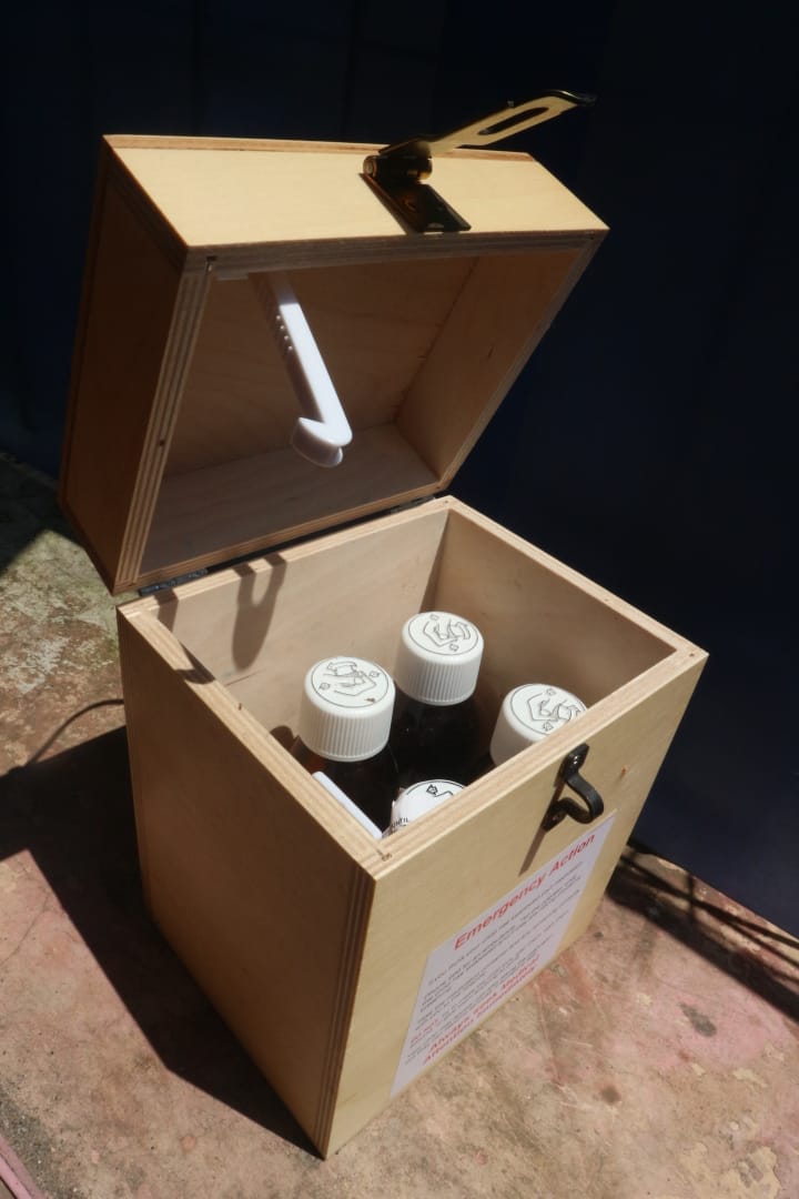 Botol obat metadon dan safety box di Inggris | Foto: Dok. Rumah Cemara