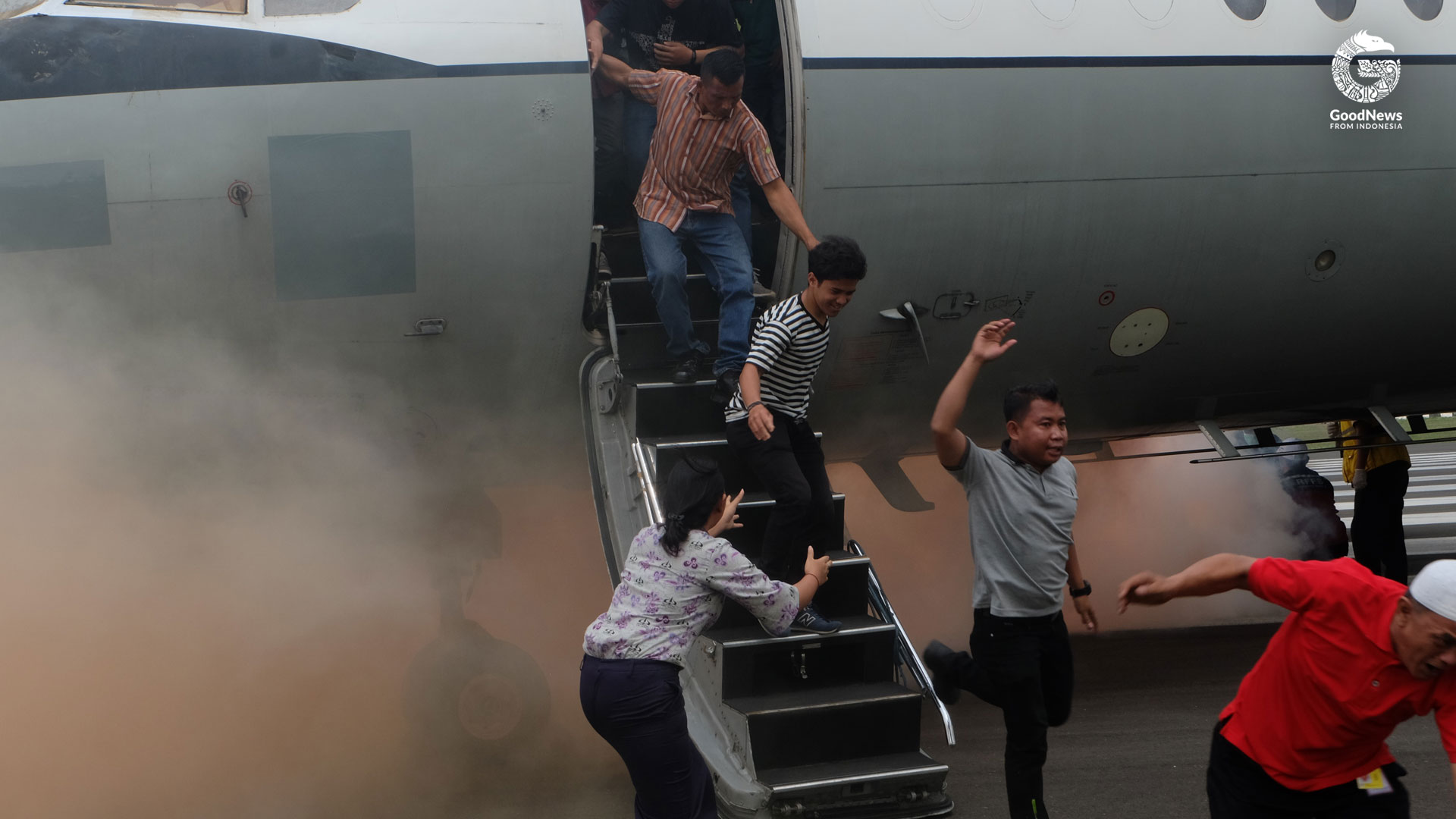 Evakuasi penumpang Rajawali Sakti Air RS-2015 | Foto: Aditya Jaya/GNFI