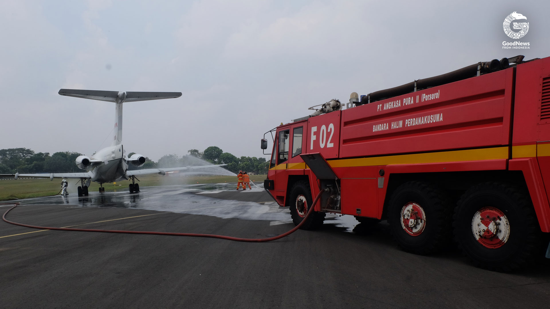 Petugas Damkar memadamkan api di pesawat | Foto: Aditya Jaya/GNFI