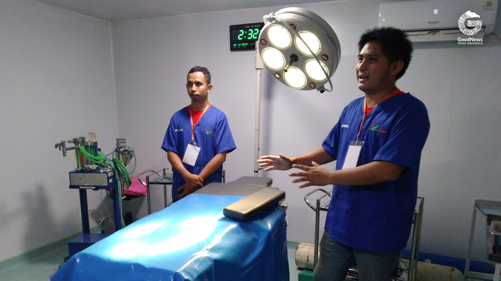 Relawan memberi penjelasan ke pengunjung di ruang operasi RSA Nusa Waluya II | Foto: Aditya Jaya/GNFI