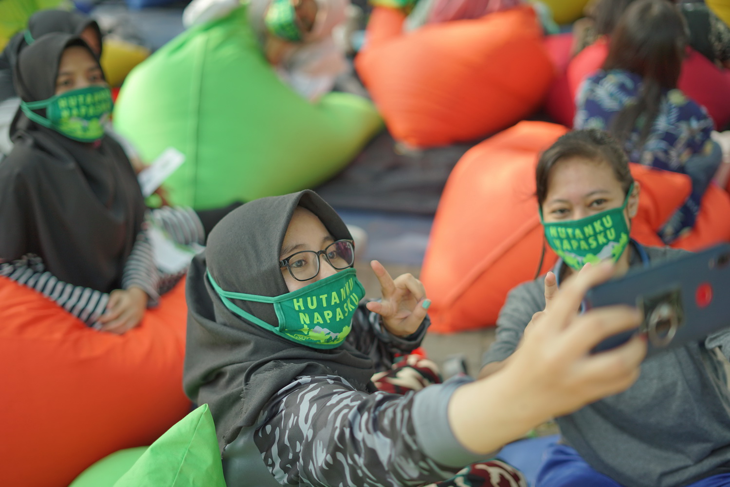 Peserta berswafoto dengan masker 'Hutanku Napasku' | Foto: Hutan Itu Indonesia