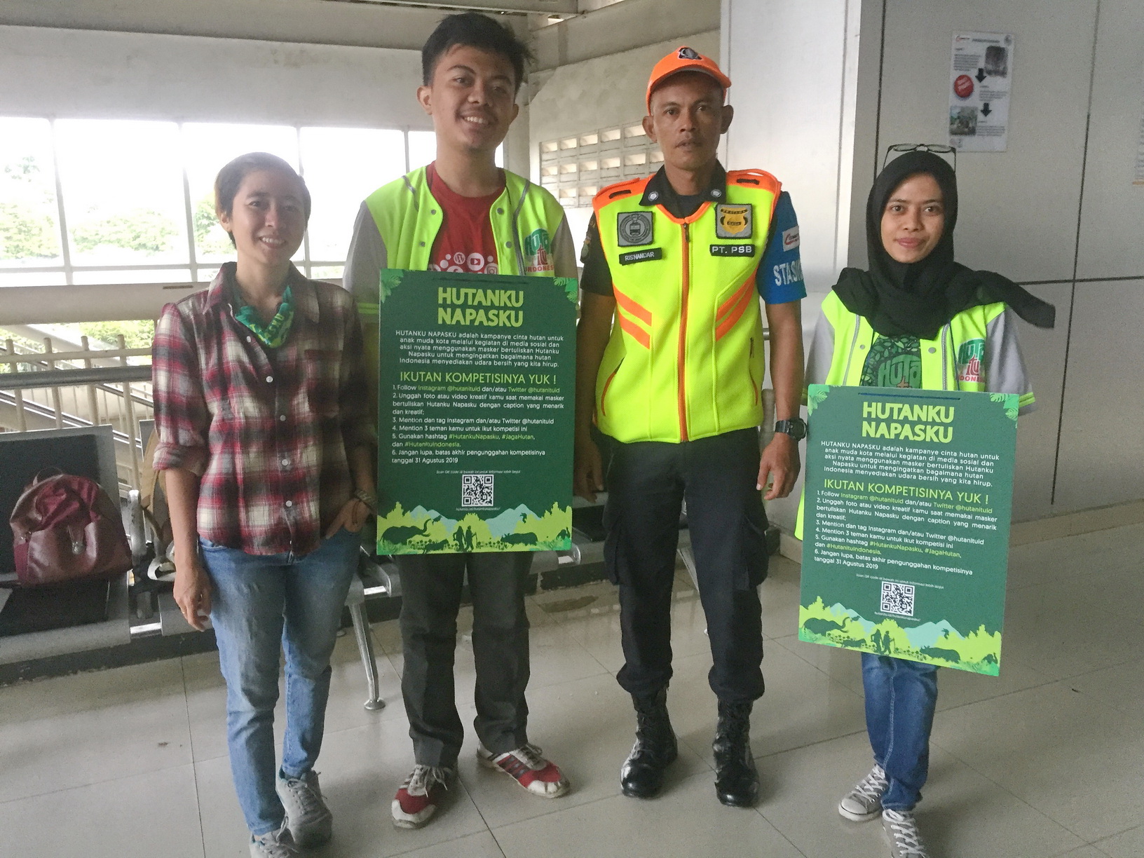 Distribusi masker di tujuh titik transportasi publik Jakarta | Foto: Hutan Itu Indonesia