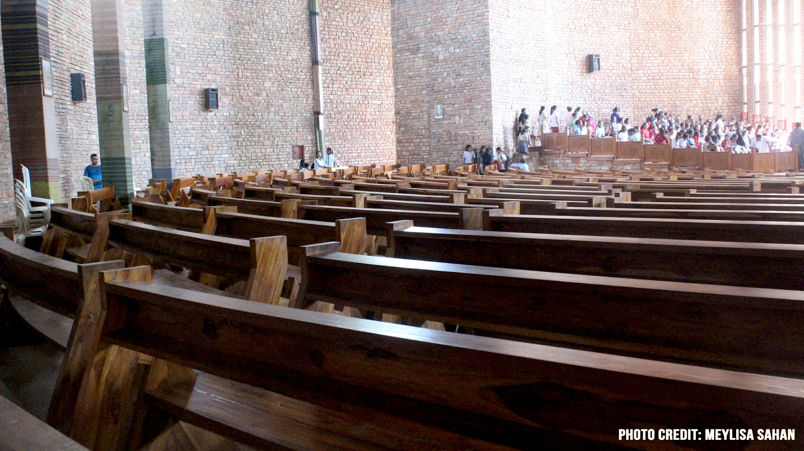 Susunan kursi kayu di gereja St. Antonius Padua Sasi | Foto: Meylisa Sahan/parokisasi.org