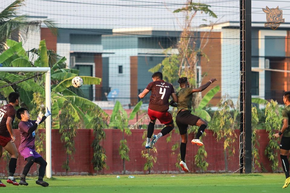 Sundulan Yanto Basna merobek jala Port FC | Foto: Facebook PT Prachuap FC