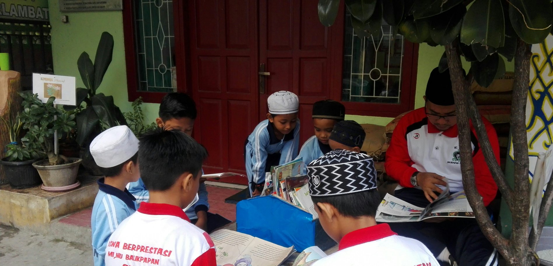 Para murid sangat antusias mengikuti program membaca di MINU Balikpapan | Foto: Tanoto Foundation