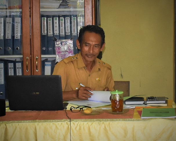 Pak Safriansah di tempat kerjanya di MIN I Kutai Kartanegara | Foto: Tanoto Foundation