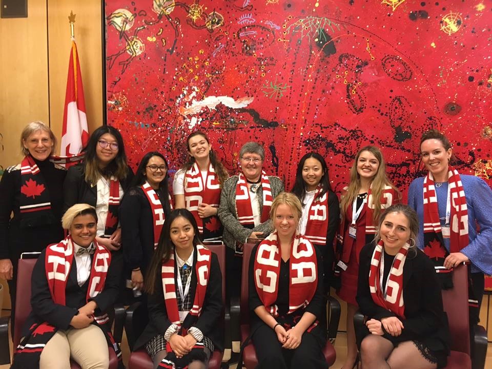 Ashafina (depan-kedua dari kiri) bersama dengan delegasi Branksome Hall Kanada dengan Duta Besar Kedutaan Besar Kanada H.E. Sabine Nolke dalam konfrensi THIMUN 2018 | Foto: Branksome Hall