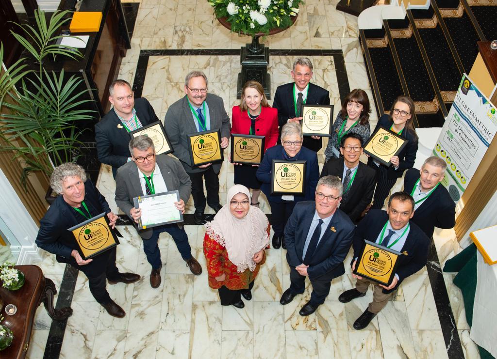Para perwakilan dari universitas yang menerima penghargaan UI GreenMetric | Foto: Humas dan KIP UI
