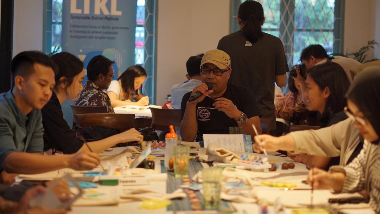 Antusiasme tinggi para peserta melukis di tas kanvas | Foto: LTKL